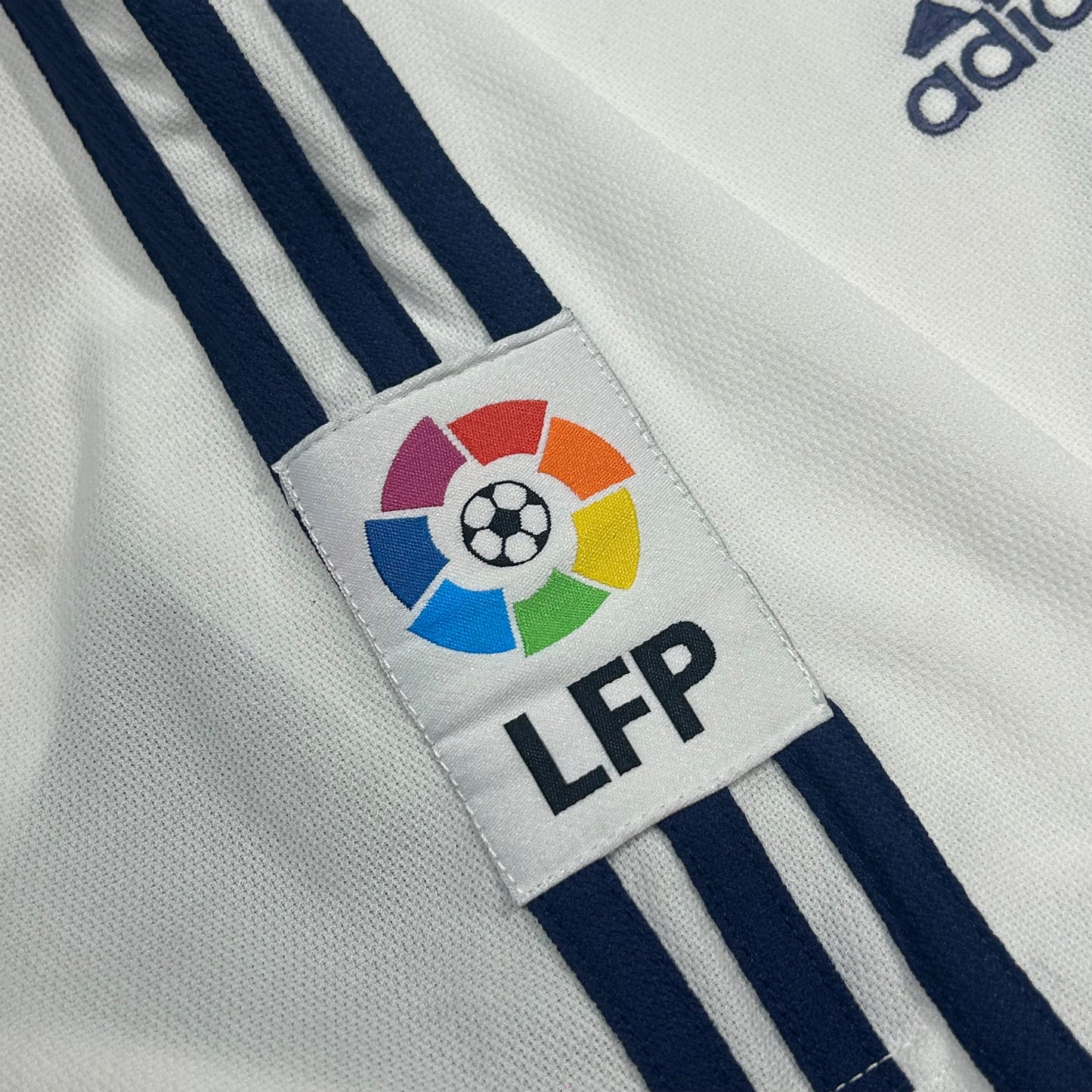 Camiseta de fútbol Adidas Real Madrid CF temporada 2000-2001 home kit dorsal 10 y firmada por Luis Figo - L