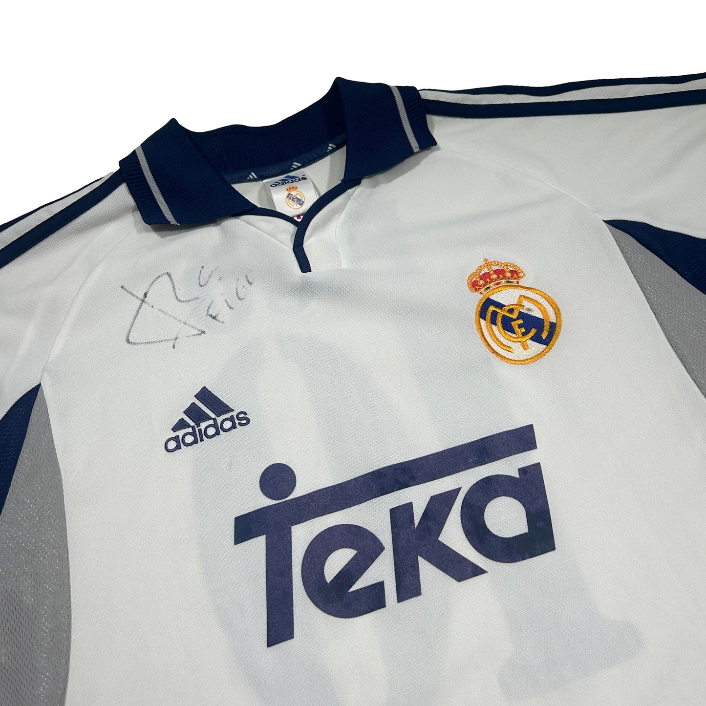 Camiseta de fútbol Adidas Real Madrid CF temporada 2000-2001 home kit dorsal 10 y firmada por Luis Figo - L