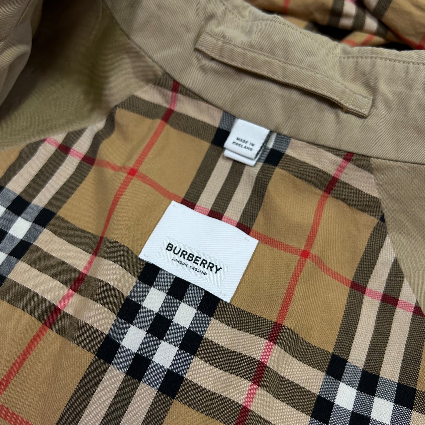 Gabardina Burberry moderna - L